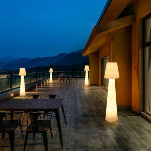 เทศกาลตกแต่งโพลีเอทิลีนกลางแจ้ง LED โคมไฟตั้งพื้นสำหรับปาร์ตี้สนามหญ้าในสวนและการตกแต่งกิจกรรมกลางแจ้งแสงไฟ LED